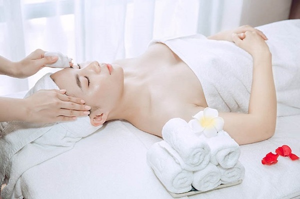 Midu Spa kết hợp phục hồi da sau nặn mụn bằng mặt nạ, serum, điện di tinh chất và ánh sáng sinh học.