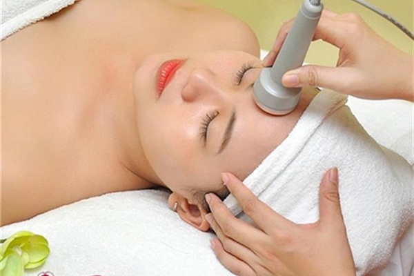 Làm sạch da chuyên sâu trước khi nặn mụn giúp loại bỏ bụi bẩn, dầu thừa và hạn chế nguy cơ nhiễm khuẩn trong quá trình lấy nhân mụn.