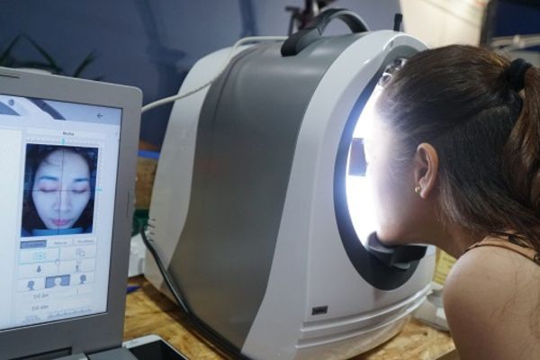 Khách hàng được kiểm tra tình trạng nám, tàn nhang trước khi xây dựng liệu trình phù hợp