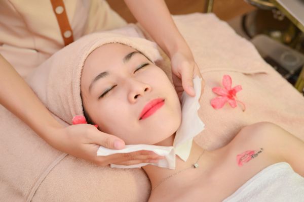 Bên cạnh công nghệ điều trị, việc chăm sóc và phục hồi da đóng vai trò quan trọng trong quá trình cải thiện nám tàn nhang.