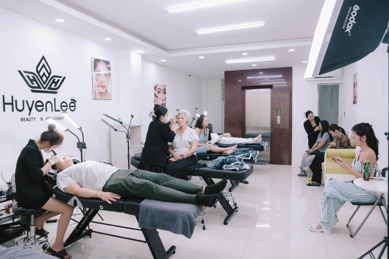 Master Huyen Lee phun xăm thẩm mỹ tại Quận 1