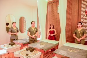 Không gian và kỹ thuật viên Huệ Spa Tân Phú tại 48 Đoàn Giỏi