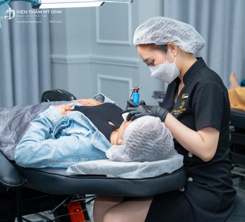 Kỹ thuật viên DIVA thực hiện phun xăm thẩm mỹ