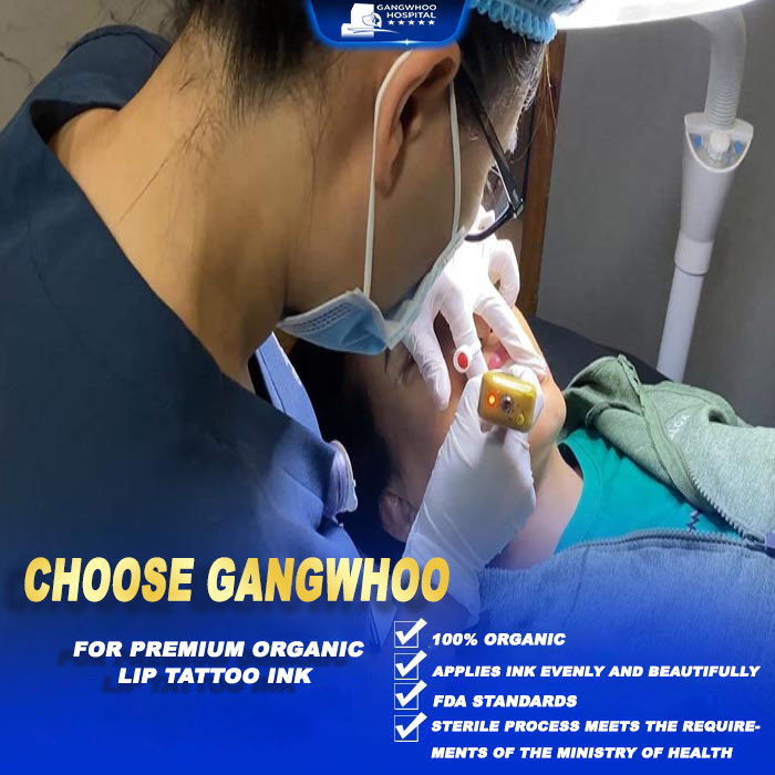 Kỹ thuật viên Gangwhoo thực hiện phun môi thẩm mỹ