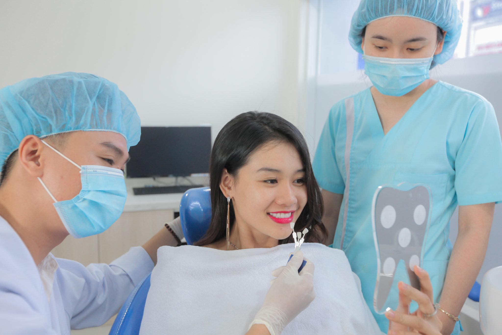 Khách hàng được tư vấn thẩm mỹ răng tại Nha Khoa Kim Quận 7