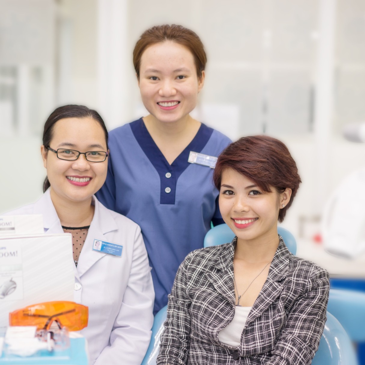 Bác sĩ và khách hàng tại Nha khoa Lan Anh Quận 7