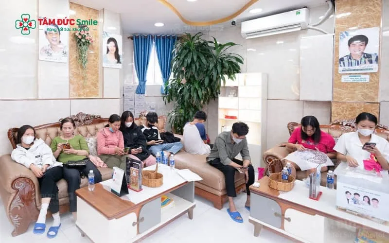 Nha khoa Tâm Đức Smile Hóc Môn tại 2B Trần Văn Mười, khu vực chờ và không gian phòng khám