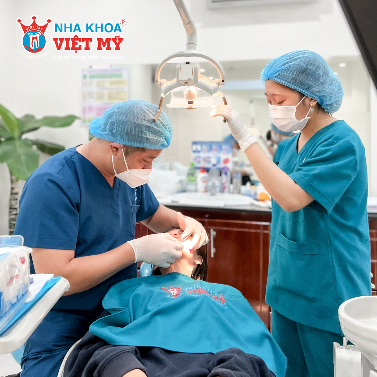 Bác sĩ thực hiện điều trị tại Nha khoa Việt Mỹ Quận 7